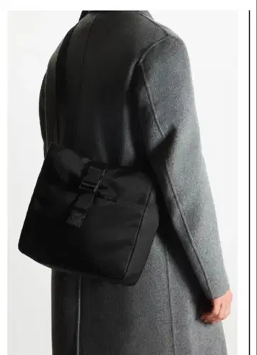 새상품급 코스 COS NYLON SMALL MESSENGERBAG 블랙