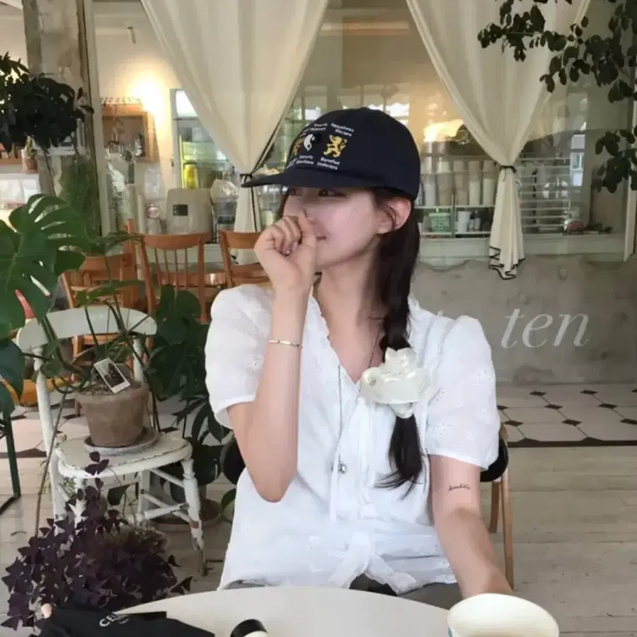 플라워 펀칭 레이스 반팔블라우스