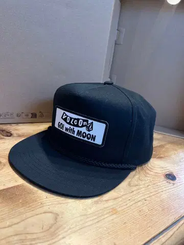 VOLCOM GO! with MOON 콜라보 캡 극레어