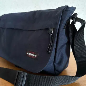 새상품급 EASTPAK Buckler 14리터 남성용 숄더백