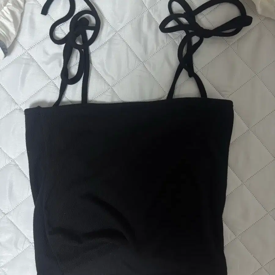 블랙 끈 홀터넥 탑