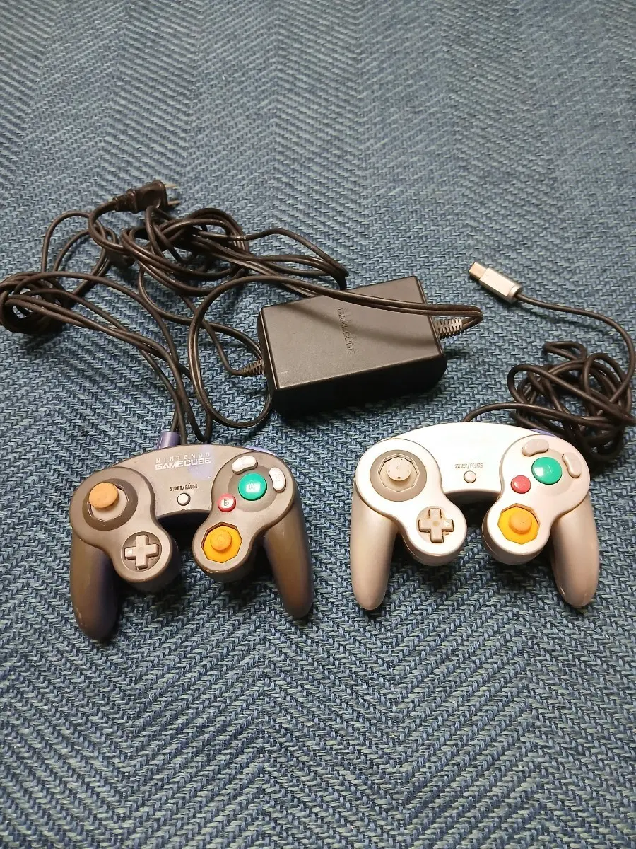 닌텐도 게임큐브 컨트롤러 2개 +정품 AC 어댑터
