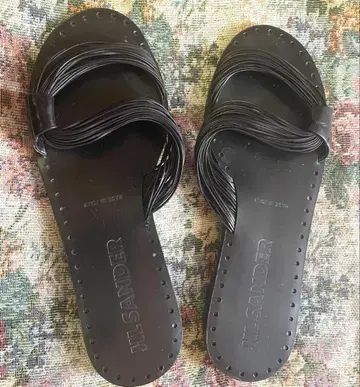 질샌더 스트랩 샌들 블랙