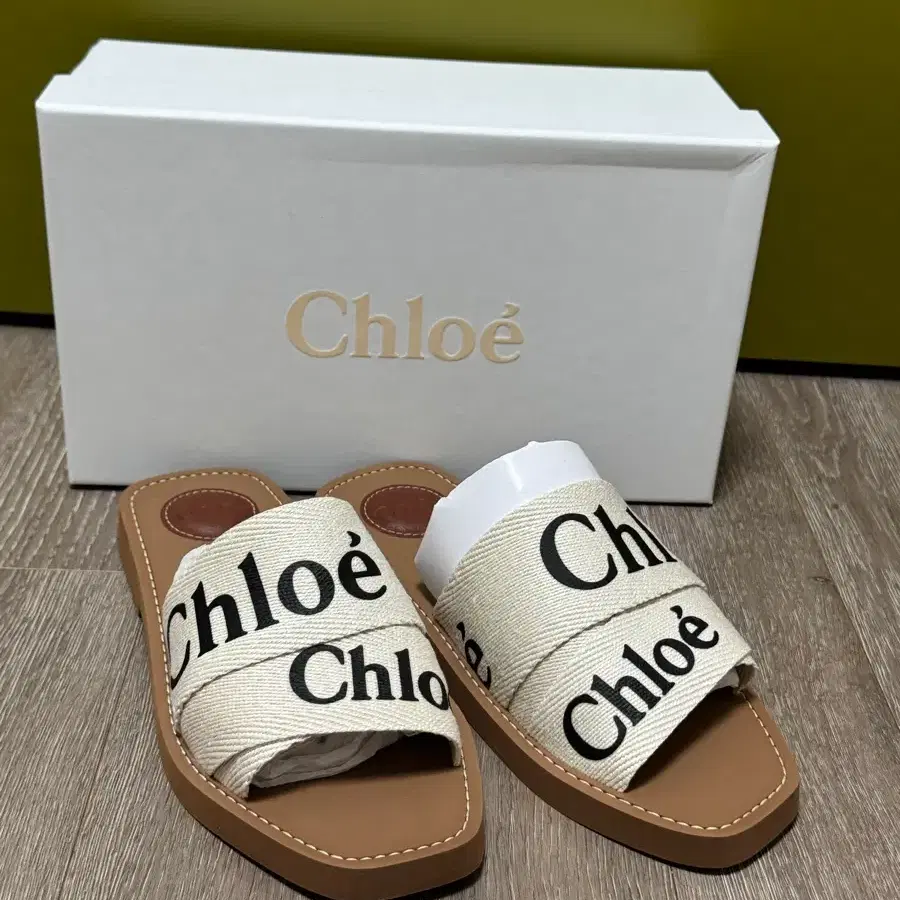 CHLOE 끌로에 우디 플랫 뮬 화이트