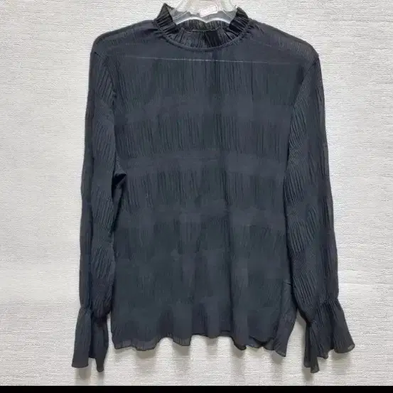 v441 블랙 플리츠 블라우스