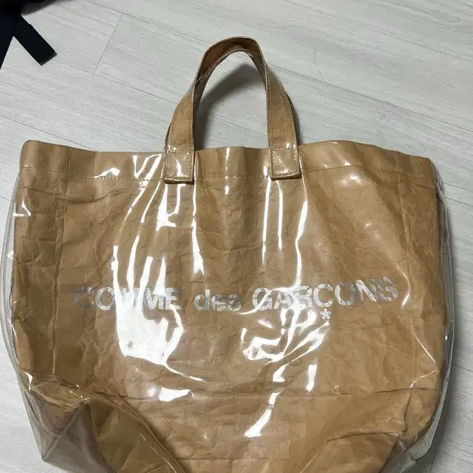 꼼데가르송 PVC 페이퍼 토트백