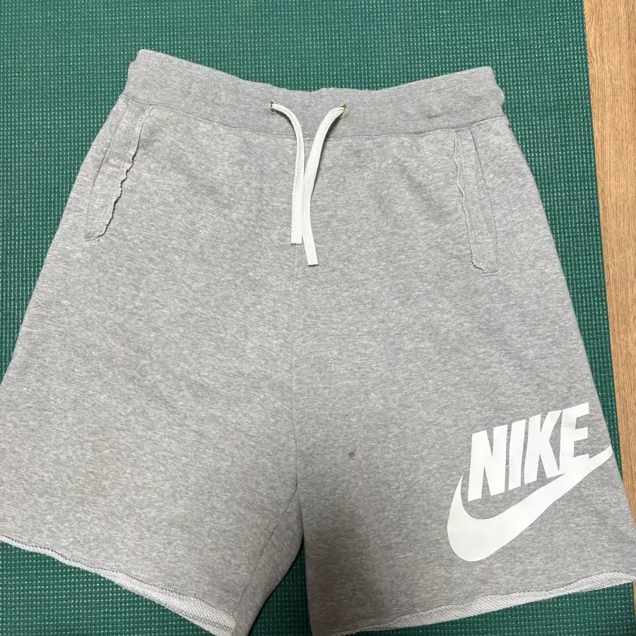 나이키 스우시 반바지 그레이