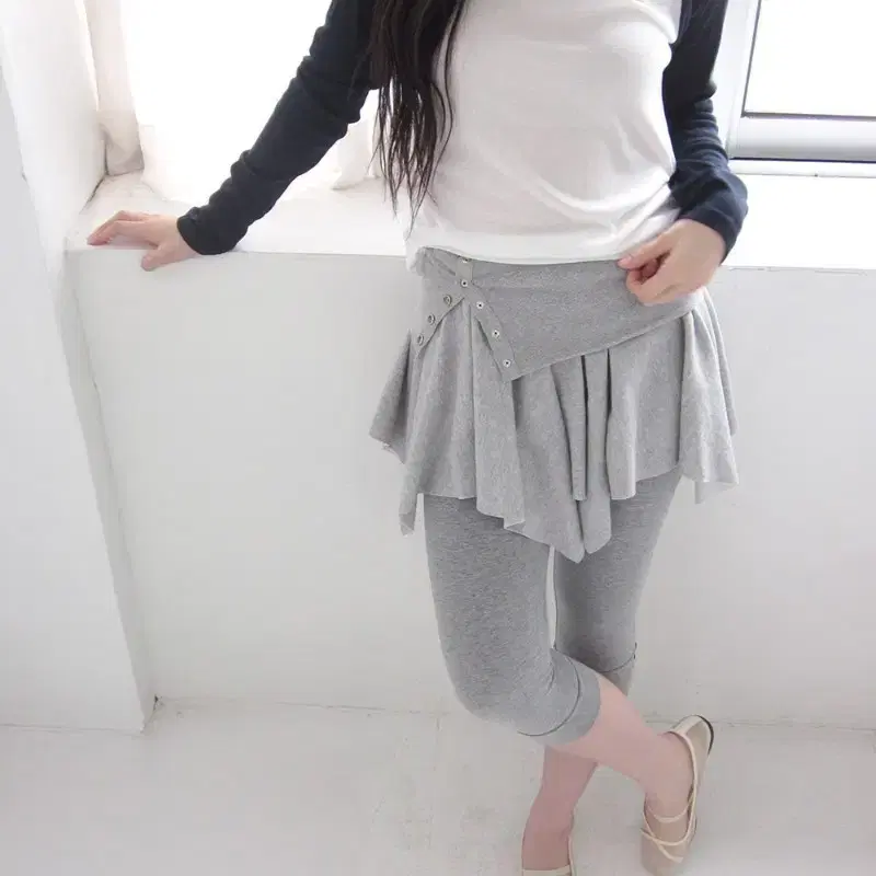 언발란스 플로우 폴딩 플레어 레이어드 스커트 (차콜)