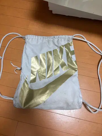 NIKE 냅색 화이트 골드