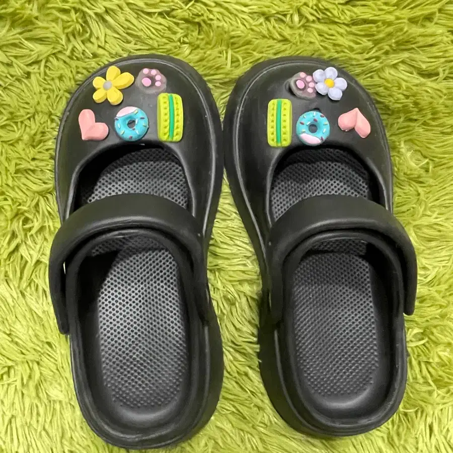 검정색 샌들 지비츠 포함 여름샌들 여름슬리퍼 크록스스타일