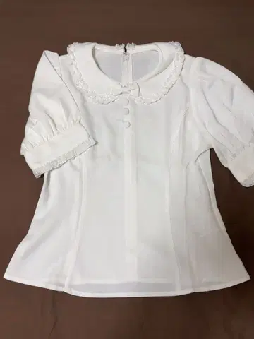 pium 휘핑 프릴 칼라 블라우스