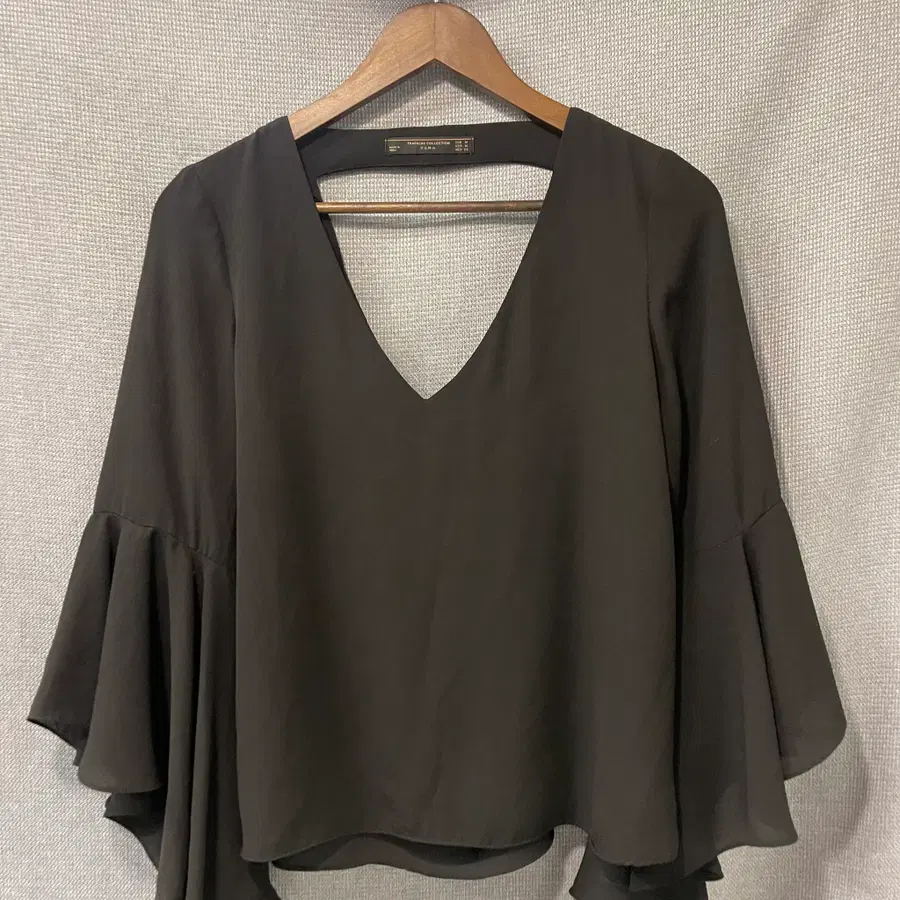 자라 ZARA 블랙 플레어 슬리브 백오픈 블라우스