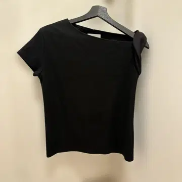 Ameri vintage 오프숄더 티셔츠 블랙