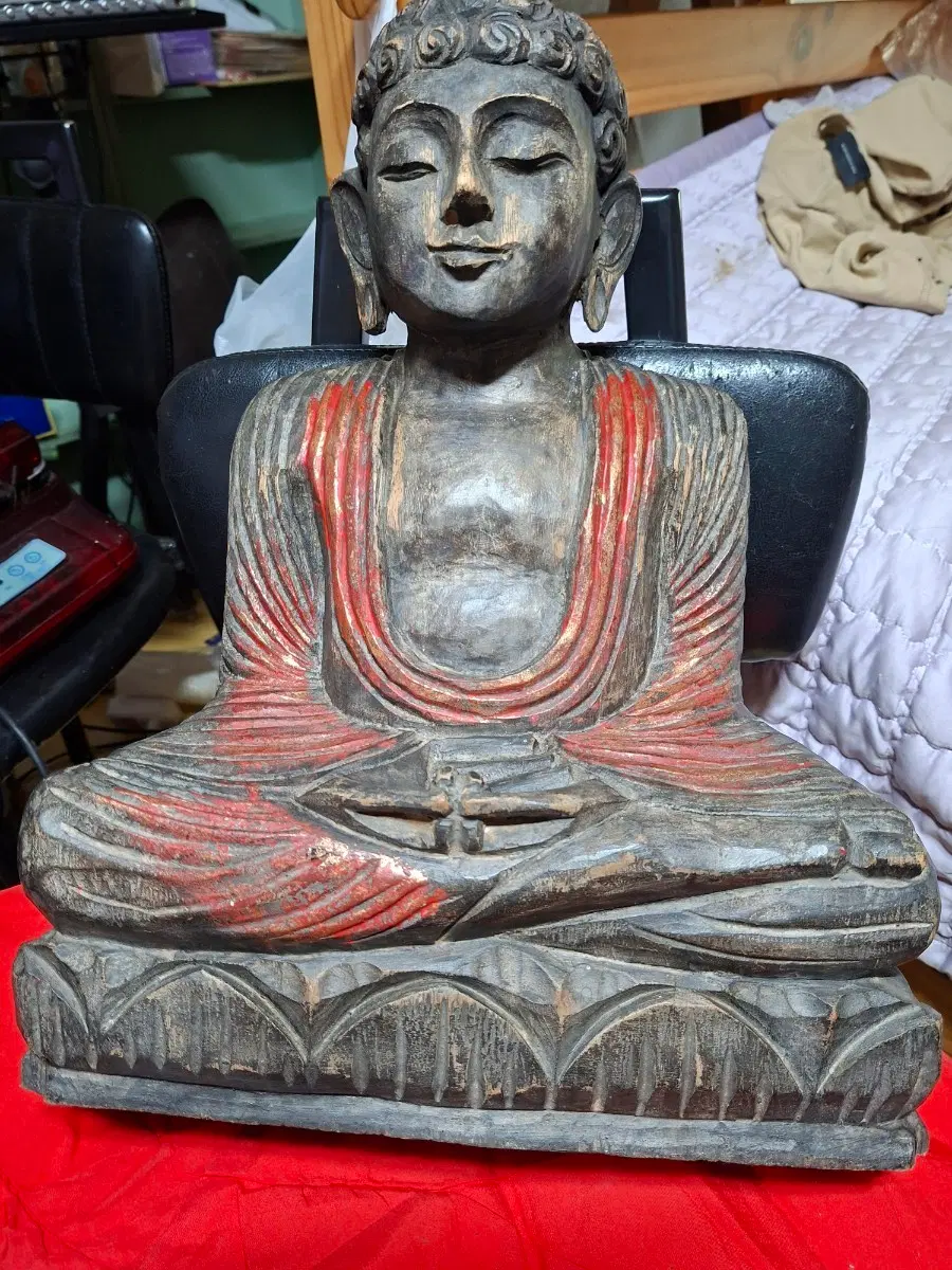 오래된 목조 불상