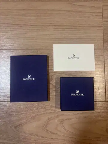 SWAROVSKI 귀걸이 박스 포함