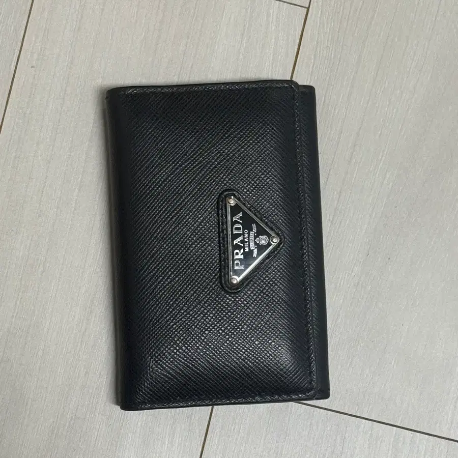 프라다 사피아노 반지갑 블랙 판매합니다
