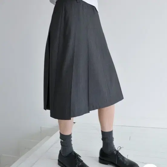 르바 Wide Pleat Midi Skirt - Charcoal