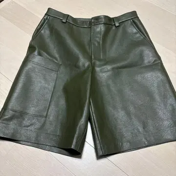 ZARA 인조 가죽 숏팬츠 카키 L 사이즈