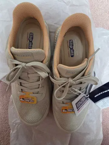 SKECHERS의 스니커즈