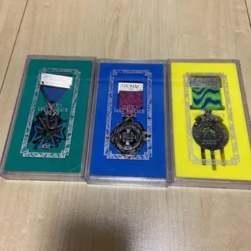 계속 한밤중이면 좋을 텐데. 훈장 세트