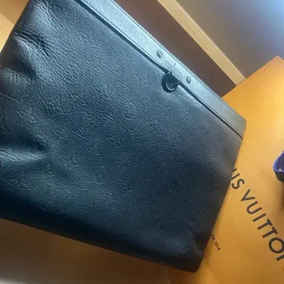 루이비통 쉐도우 클러치