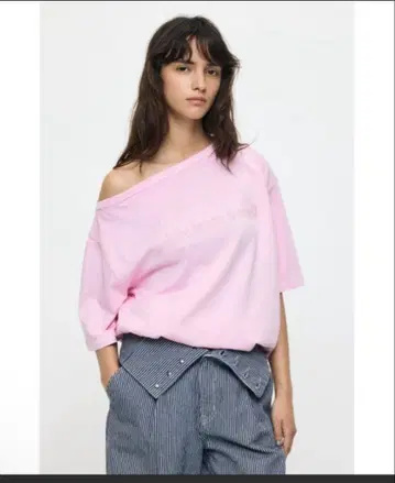 ONE SHOULDER PIGMENT 티셔츠 핑크 Moussy