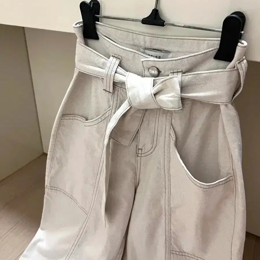 리스 REISS 린넨 코튼 보우 페이퍼백 팬츠 에크루 데님느낌 바지 테이퍼드진 벨트 벨티드