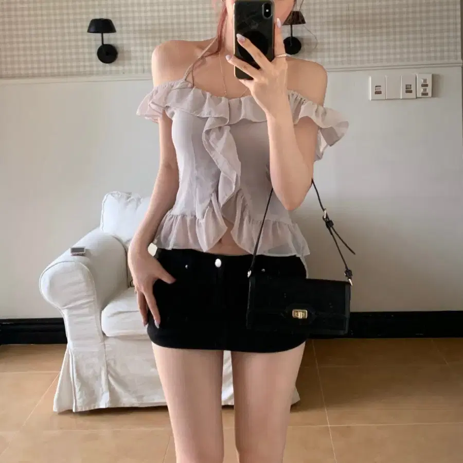 스모크 오프숄더 쉬폰 프릴 블라우스 연그레이