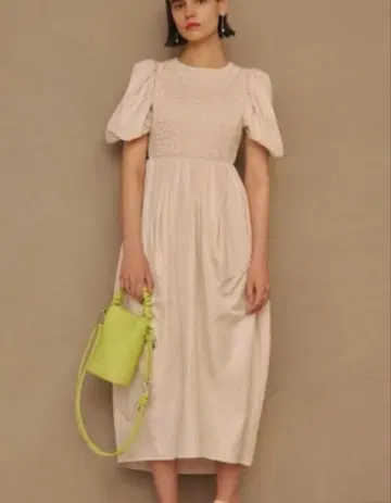 [인기 완판템] emmi atelier 스모킹 디자인 원피스 화이트