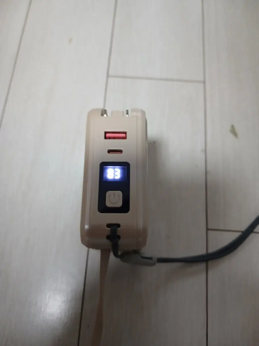 베이지색 보조배터리
