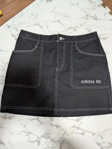 아디다스 adidas 포인트 로고 디자인 미니 스커트