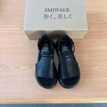 EMIWALK 통굽 샌들 블랙