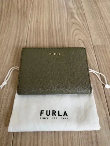 FURLA 컴팩트 이단 접이식 지갑