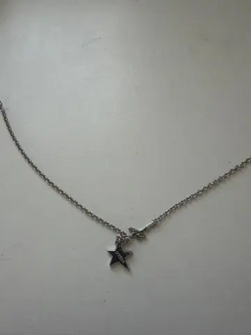 GUESS 스타 모티브 목걸이 실버 컬러