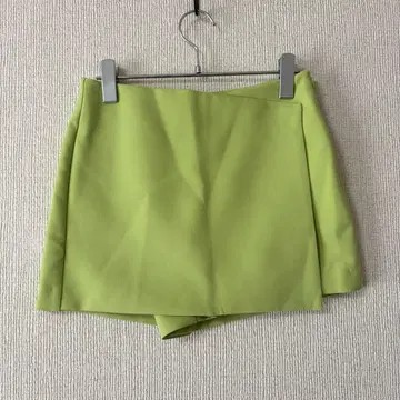 ZARA / 라임 그린 스커트풍 숏팬츠 XS