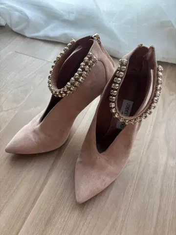JIMMY CHOO 크리스탈 장식 베이지 스웨이드 펌프스 하이힐