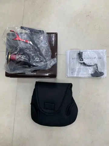 갯바위에서 낚시하시는 분 필견