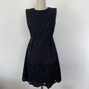 white jillstuart 블랙 꽃무늬 자수 슬리브리스 원피스
