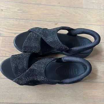 FitFlop 스톤 장식 크로스 스트랩 샌들 블랙