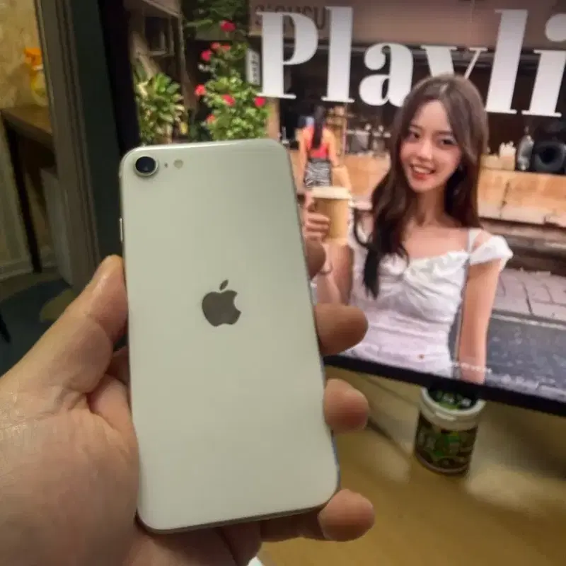 아이폰 SE3 64GB 화이트 판매합니다.
