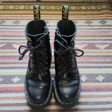 Dr. Martens JADON 8홀 부츠 블랙