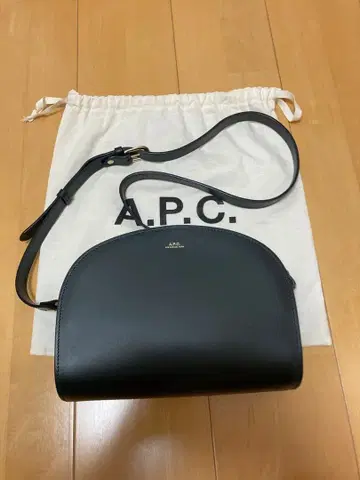 A.P.C. 하프문 숄더백 가죽 블랙