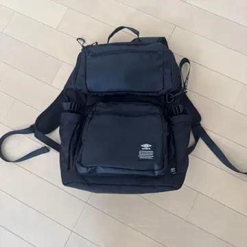 엄브로 스퀘어 백팩