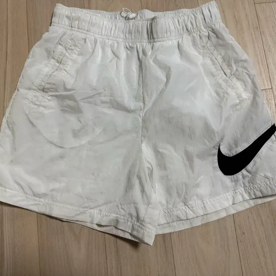 나이키 스우시 반바지 화이트