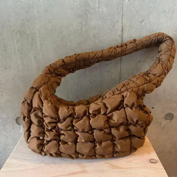 COS 퀼트 미니 백 브라운