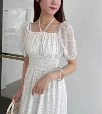 도트 무늬 퍼프 슬리브 화이트 셔링 롱 원피스 NICE CLAUP