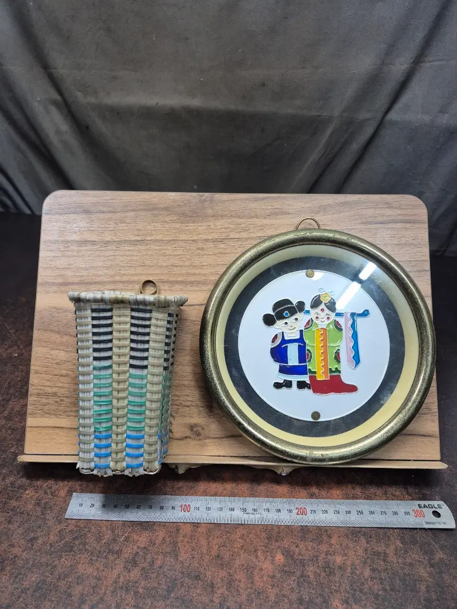 1980년대 빈티지 벽걸이 신랑신부 장식품과 벽걸이 수저통