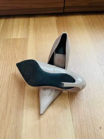 ZARA 에나멜 펌프스 베이지