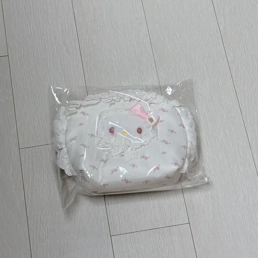 포레스트 키티 파우치 프릴 화이트