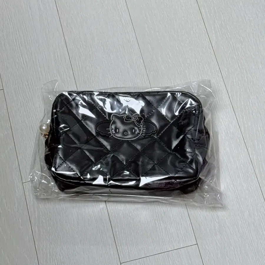 헬로키티 퀼팅 파우치 블랙 엔젤